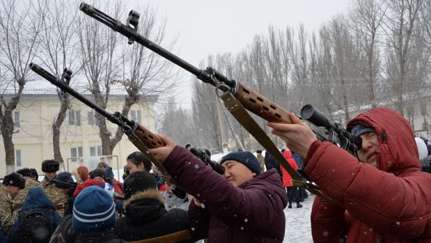 Escolares con rifles de francotirador durante un día de puertas abiertas en Kirguistán