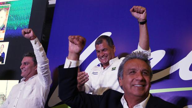Rafael Correa, junto a Lenin Moreno tras el fin de la jornada electoral