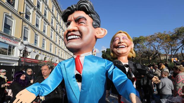 Dos muñecos con la imagende Mélenchon y Le Pen durante el carnaval de Niza
