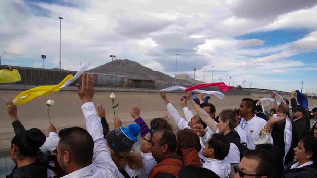 Ciudadanos y legisladores protestan en la línea fronteriza con El Paso (Texas, EE.UU.) en Ciudad Juárez