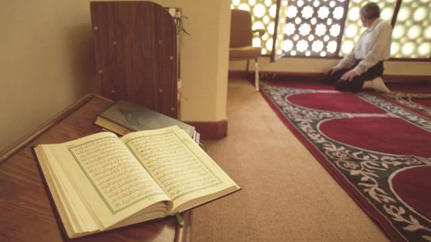 Un Corán abierto en una mezquita