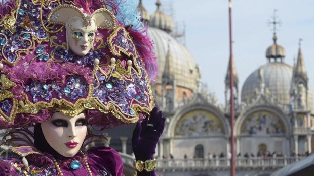 Venecia extrema la seguridad en su carnaval y retiene a una italiana vestida con un burka