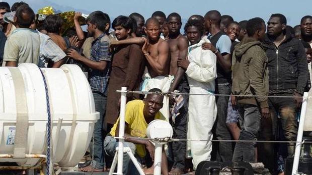 Inmigrantes rescatados en el mar Mediterráneo por la guardia costera italiana