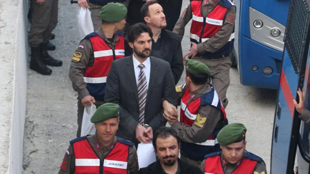 Soldados turcos acusados de intentar asesinar al presidente Erdogan, en la noche del frustrado golpe de Estado del 15 de julio, llegan escoltados a los tribunales de Mugla esta semana