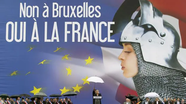 Marine Le Pen (en el centro) ofrece un discurso para conmemorar el día del trabajo en París