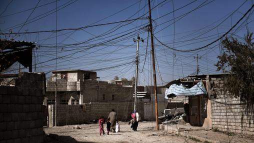 Una familia huye de Mosul