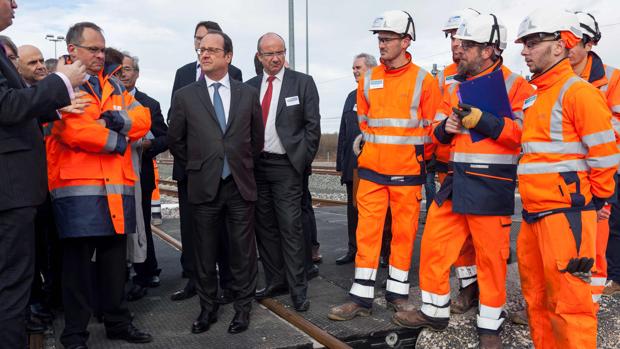 El momento en el que Hollande escucha un disparo en su discurso