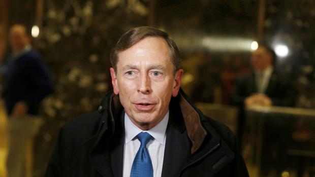 El ex director de la CIA, David Petraeus, uno de los firmantes de la carta sobre el anuncio de Trump,, tras reunirse con él en la Trump Tower el pasado 28 de noviembre