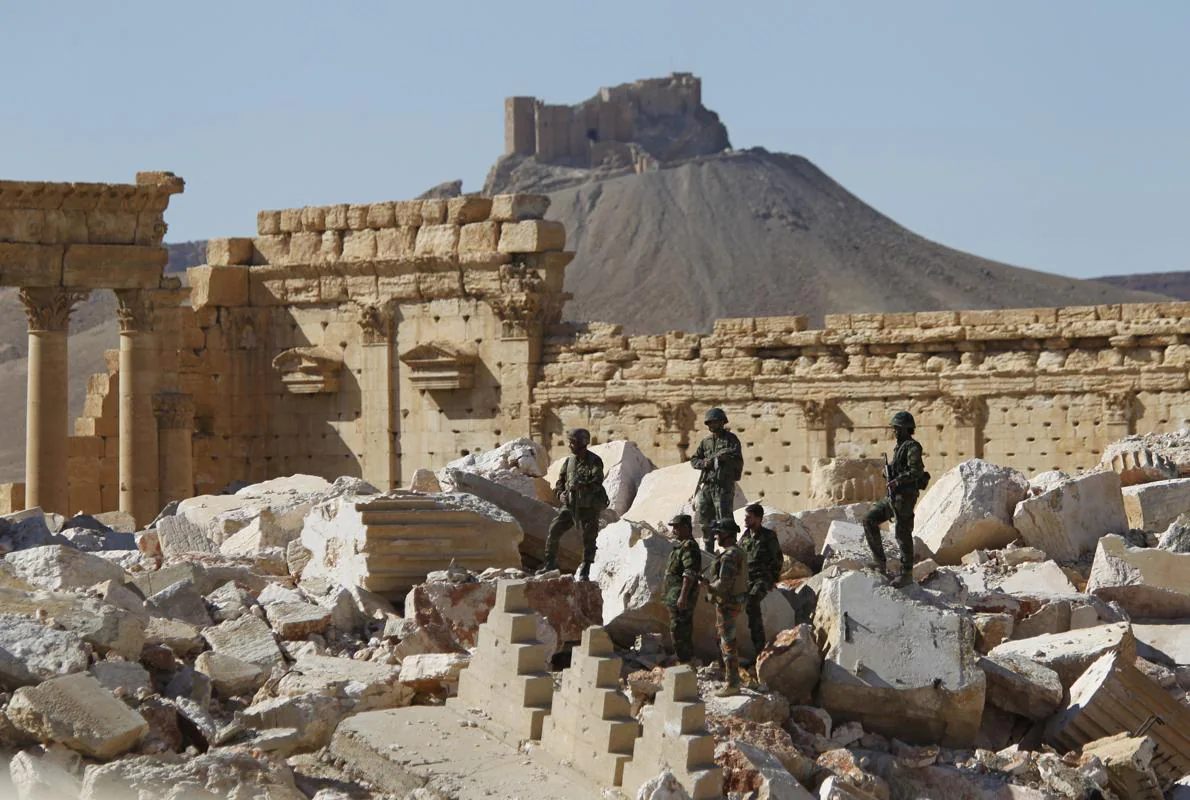 Soldados del régimen sirio, en las ruindas del Templo de Bel en la histórica ciudad de Palmira