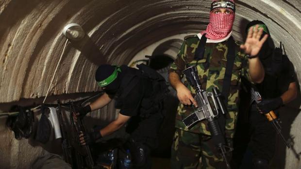 Miembros de Hamás en el interior de un tunel en Gaza, en agosto de 2014