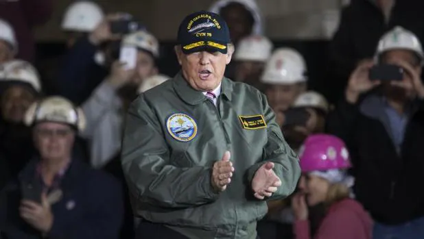 Trump se dirige a los marineros sobre la cubierta de vuelo del portaaviones Gerald R. Ford