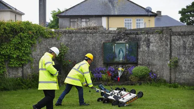 Un ingeniero usa un georradar en el lugar donde se encuentran enterrados hasta 800 niños en una fosa sin identificar en lo que antiguamente era un convento católico en Tuam, en el condado irlandés de Galway (oeste de Irlanda)