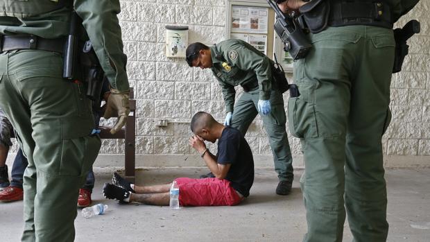 La administración Trump estudia separar a madres e hijos en la frontera con México