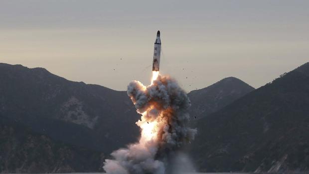 Corea del Norte lanza al mar cuatro misiles balísticos, y endurece la crisis con Seúl