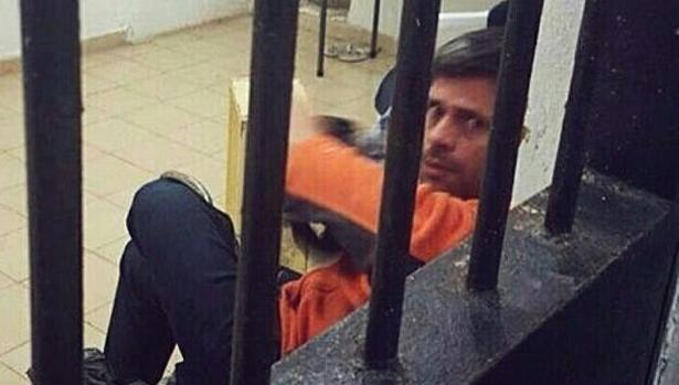 El régimen chavista divulga una imagen de Leopoldo López en la cárcel