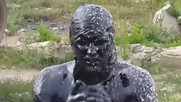 El sorprendente vídeo de YouTube donde un joven ruso salta a una piscina llena de aceite