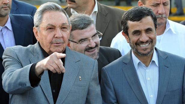 Ahmadineyad con Raúl Castro en La Habana en 2012