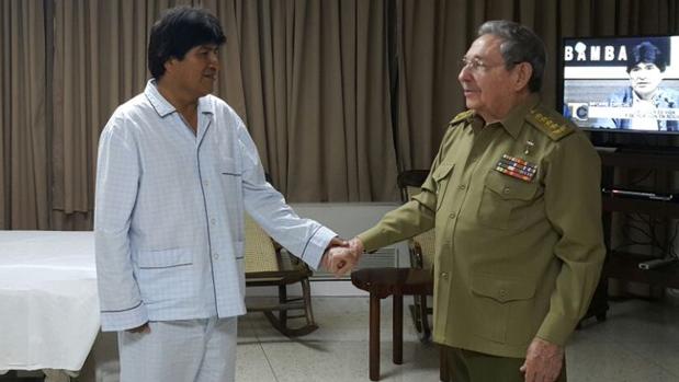 Evo Morales recibió la visita de Raúl Castro, durante su estancia la semana pasada en un hospital de La Habana