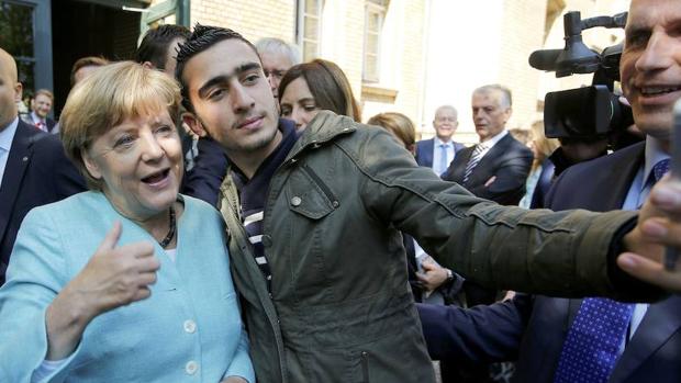 La «selfie» de Merkel con el joven refugiado