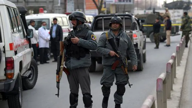 Agentes afganos toman posiciones en la zona del atentado