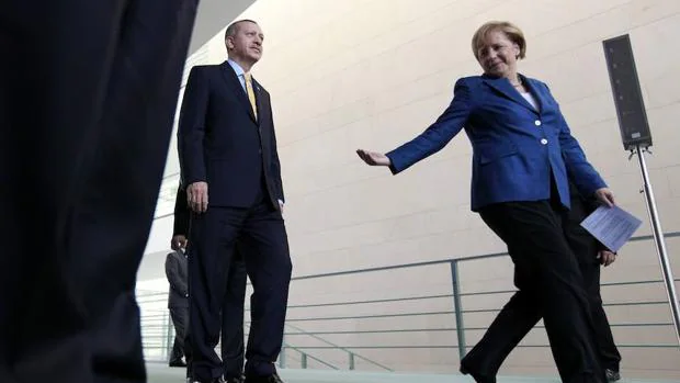El presidente de Turquía, Erdogan, junto a la canciller de Alemania, Merkel