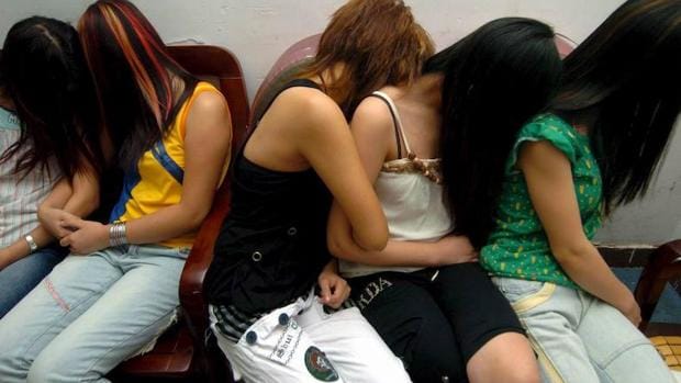 Un grupo de mujeres sospechosas de practicar la prostitución en una comisaría de Guangzhou, al sur de China