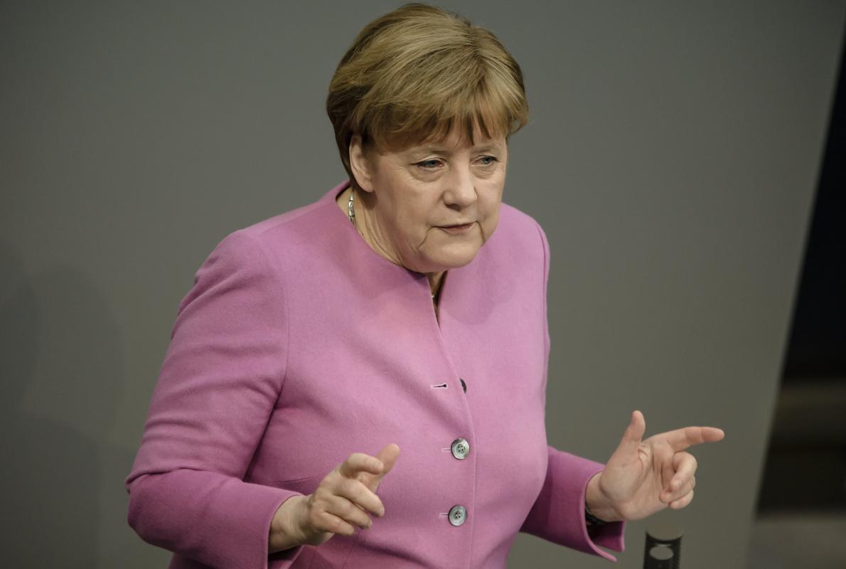 La canciller alemana, Angela Merkel, da un discurso ante el Parlamento sobre las políticas gubernamentales en el Consejo Europeo en Berlín