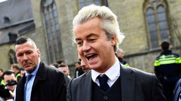 El ultraderechista Geert Wilders reacciona a los ladridos de un perro, durante un acto de campaña este sábado en Valkenburg (Holanda)