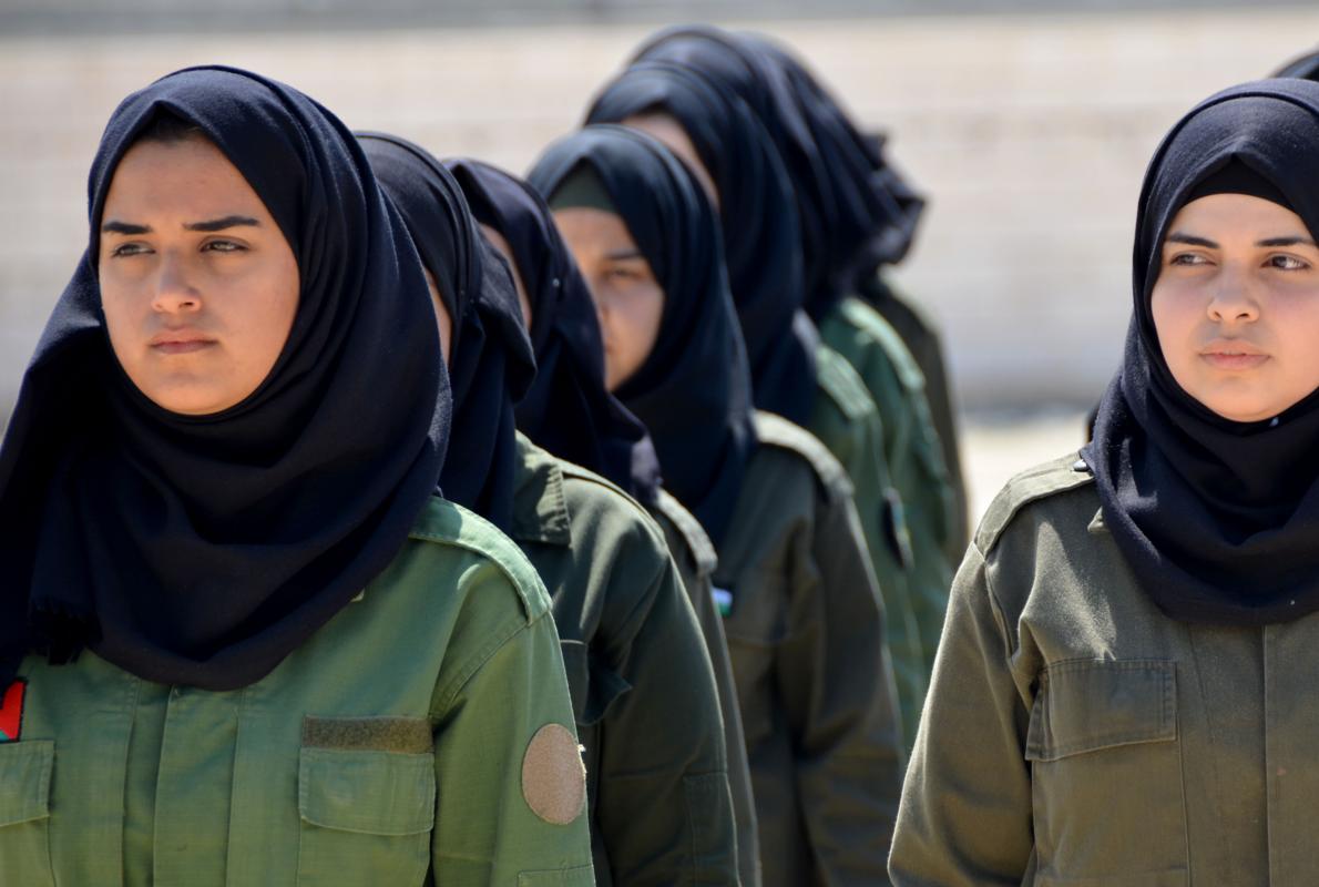 Las palestinas se visten el uniforme militar