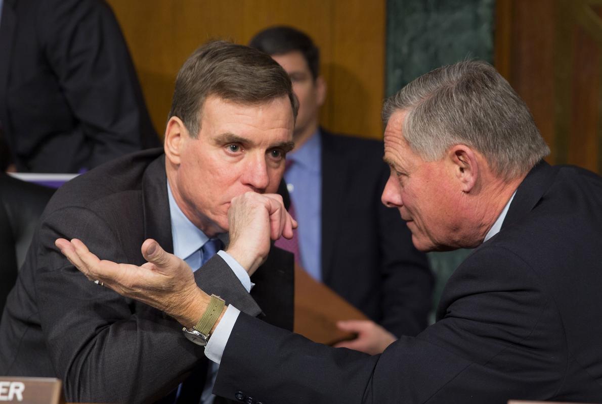 Los senadores Mark Warner (izquierda) y Richard Burr, durante una reunión del Comité de Inteligencia del Senado