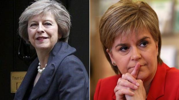 Theresa May (izquierda) y Nicola Sturgeon mantinen diferencias sobre la fecha de celebración del segundo referendum en Escocia