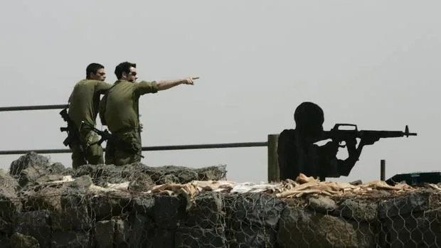 Dos militarers israelíes en el Monte Bental, zona fronteriza entre Israel y Siria