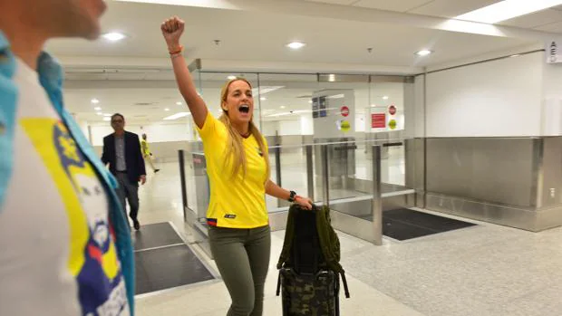Lilian Tintori, a su llegada al aeropuerto de Miami tras no haber podido entrar en Ecuador