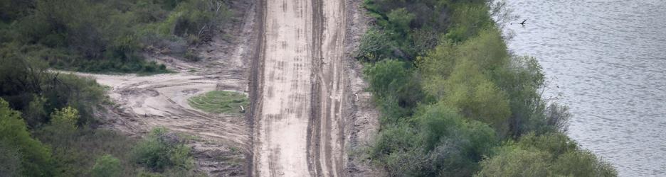 Una máquina allana el terreno en la frontera en Hidalgo, Texas. Aún no se sabe por dónde discurrirá el muro.