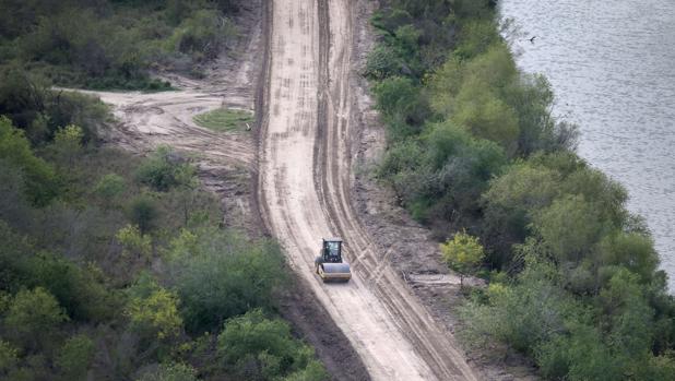 Una máquina allana el terreno en la frontera en Hidalgo, Texas. Aún no se sabe por dónde discurrirá el muro.