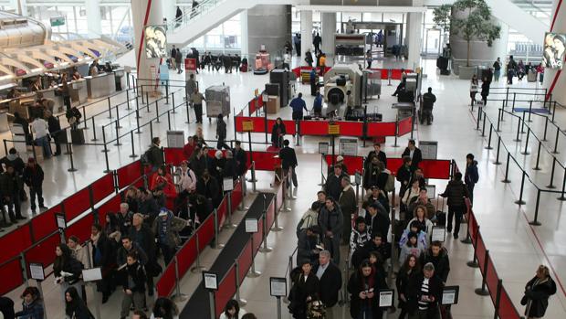 EE.UU. prohibe a pasajeros de aerolíneas de determinados países utilizar aparatos electrónicos