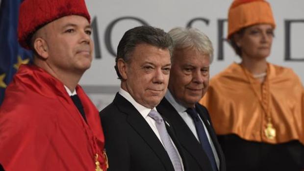 Felipe González fue padrino del presidente de Colombia, Juan Manuel Santos, en el acto de investidura como doctor honoris causa por la Universidad Alfonso X el Sabio