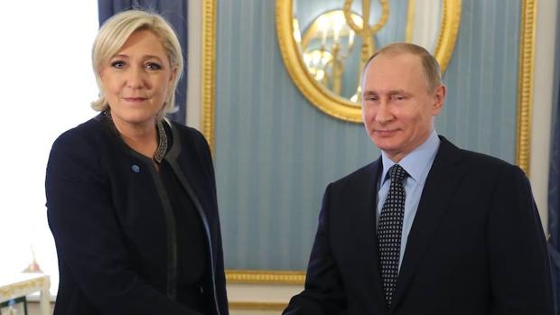 La líder de la extrema derecha francesa, Marine Le Pen, saluda al presidente de Rusia, Vladímir Putin