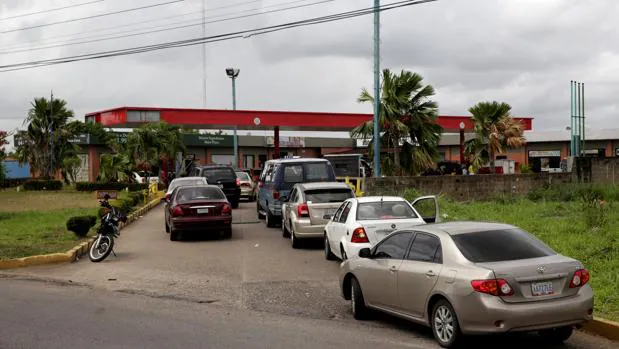 Colas inmensas de vehículos frente a una gasolinera de la estatal Petróleos de Venezuela (Pdvsa) en Maturin