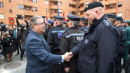 El ministro del Interior, Juan Ignacio Zoido, muestra sus condolencias a la policía británica por el atentado de ayer en Londres, durante un acto en Logroño