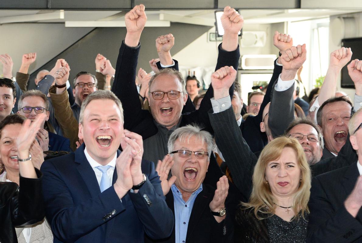 Votantes del CDU celebran la victoria tras conocer las primeras estimaciones de voto