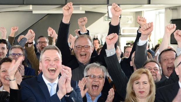 Votantes del CDU celebran la victoria tras conocer las primeras estimaciones de voto