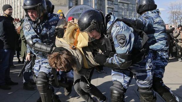 La policía antidisturbios rusa detiene a un manifestante en Moscú este domingo
