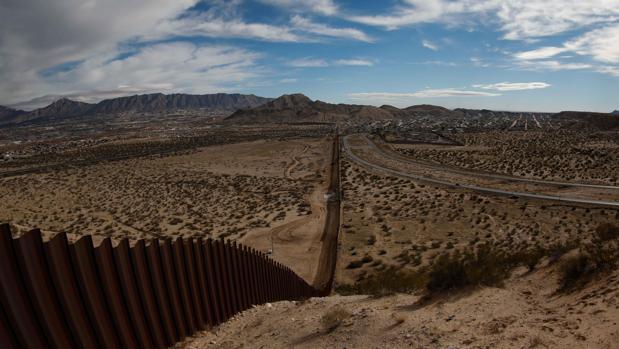 Vista general de la barda fronteriza que divide al estado de Texas - Nuevo México y Ciudad Juárez