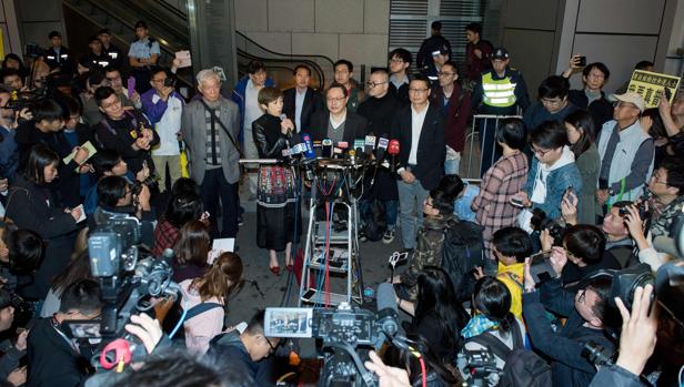 La activista Tanya Chan ofreció ayer una rueda de prensa para informar de las acciones de la policia contra ellos