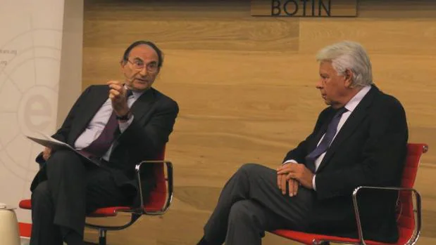 Felipe González (d) y Emilio Lamo de Espinosa, durante el debate «Desafíos de la UE, sesenta años después», este miércoles en la Fundación Botín