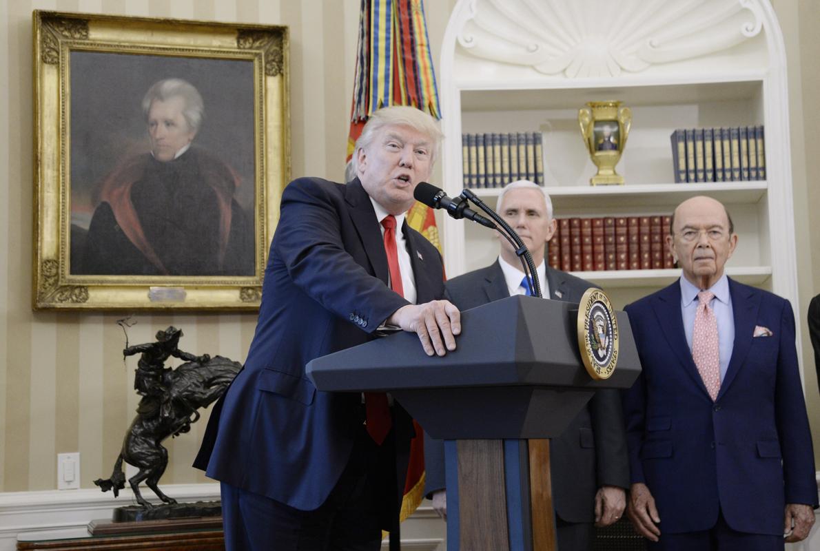 Trump con el vicepresidente Mike Pence y el secretario de Comercio, Wilbur Ross, antes de firmar las órdenes ejecutivas