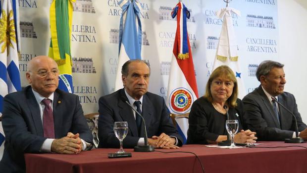 Los cancilleres de los estados miembros del Mercosur denunciaron hoy en Buenos Aires la «intromisión sistemática» del Tribunal Superior de Justicia venezolano en las competencias de la Asamblea Nacional
