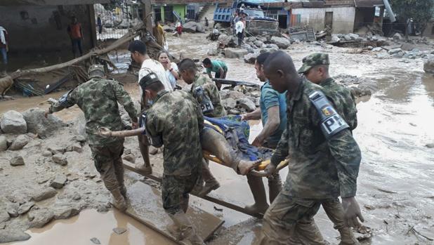 Al menos 234 muertos y 220 heridos por una avalancha en la selva de Colombia