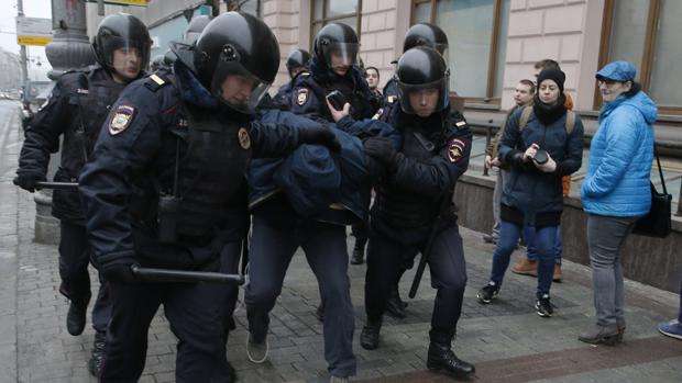 Policías rusos detienen a un manifestante en el centro de Moscú